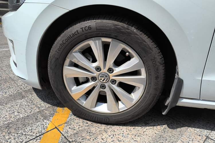 Used Volkswagen Golf Sportsvan 2016 230TSI Automatic Trend Edition Left Front Wheel Hub