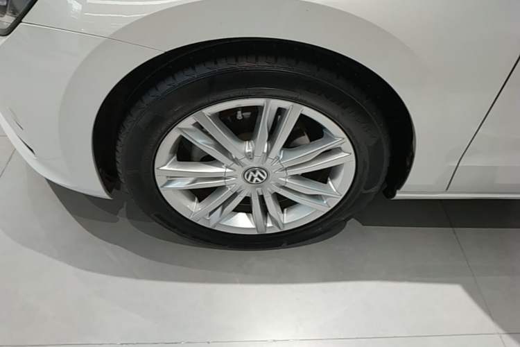 Used Volkswagen Golf Sportsvan 2016 280TSI Automatic Luxury Model Left Front Wheel Hub