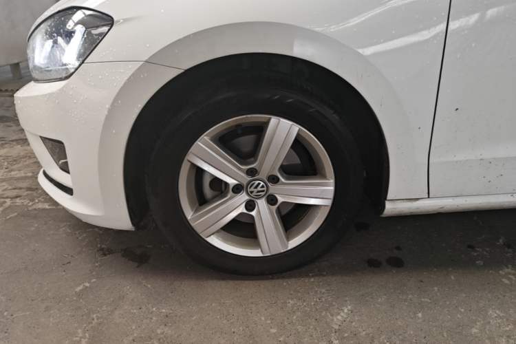 Used Volkswagen Golf Sportsvan 2016 1.6L Automatic Comfort Model Left Front Wheel Hub