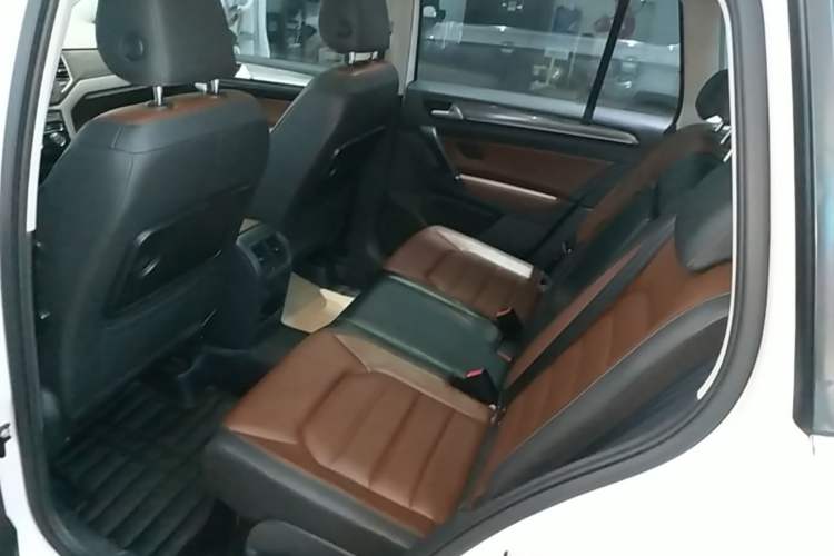 Used Volkswagen Golf Sportsvan 2016 280TSI Automatic Luxury Model Left Rear Seat