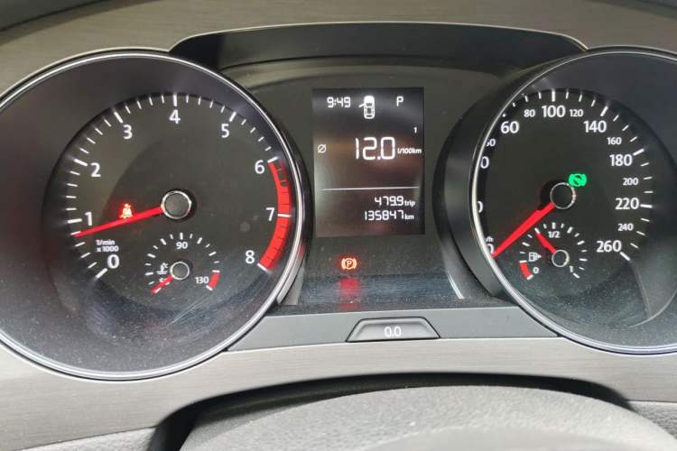 Used Volkswagen Golf Sportsvan 2016 1.6L Automatic Comfort Model Odometer Close Up