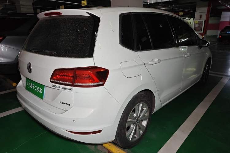 Used Volkswagen Golf Sportsvan 2016 230TSI Manual Entry-Level Trim Rear Right 45 Deg