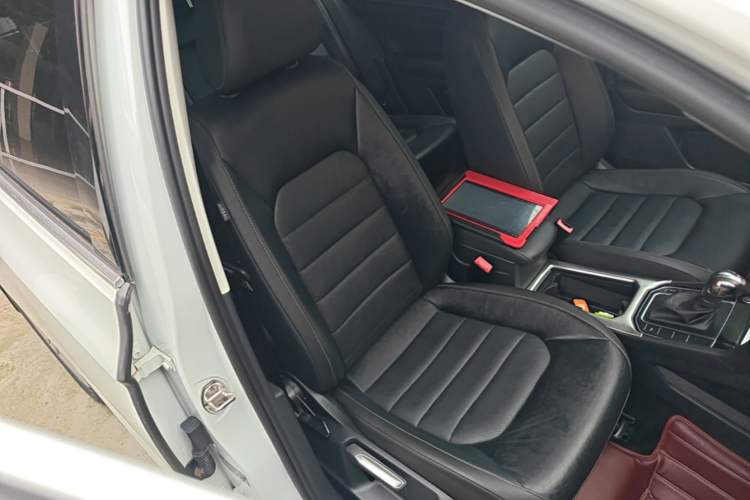 Used Volkswagen Golf Sportsvan 2016 230TSI Automatic Luxury Version Right Front Seat
