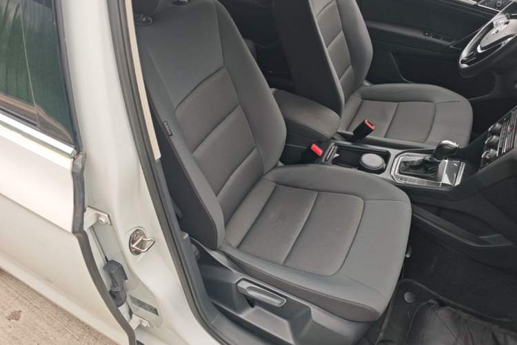 Used Volkswagen Golf Sportsvan 2016 230TSI Automatic Trend Edition Right Front Seat