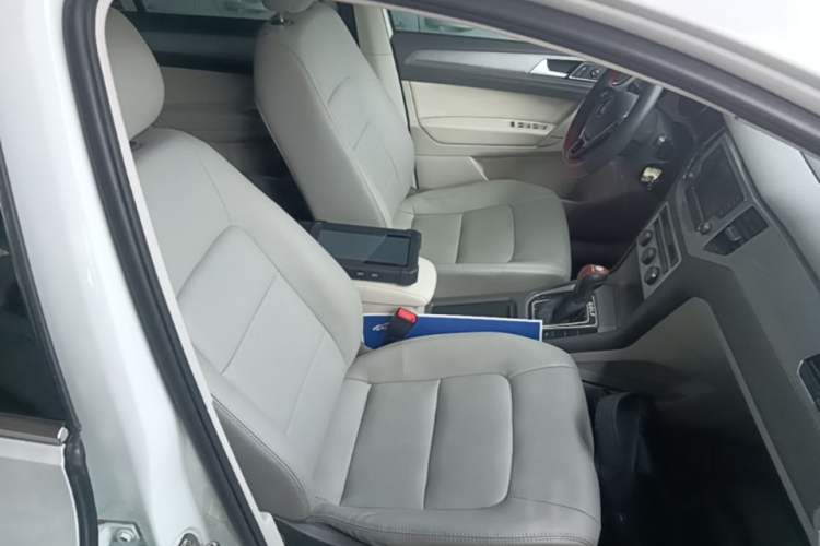 Used Volkswagen Golf Sportsvan 2016 230TSI Automatic Trend Edition Right Front Seat