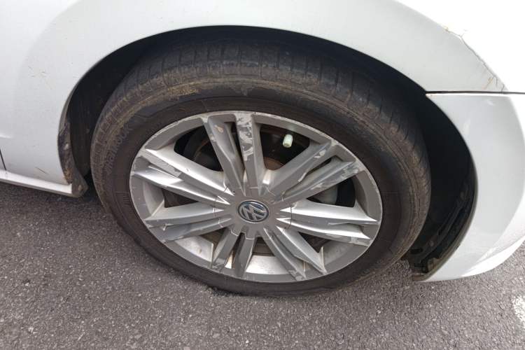Used Volkswagen Golf Sportsvan 2016 230TSI Automatic Luxury Version Right Front Wheel Hub