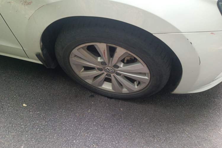 Used Volkswagen Golf Sportsvan 2016 230TSI Automatic Trend Edition Right Front Wheel Hub