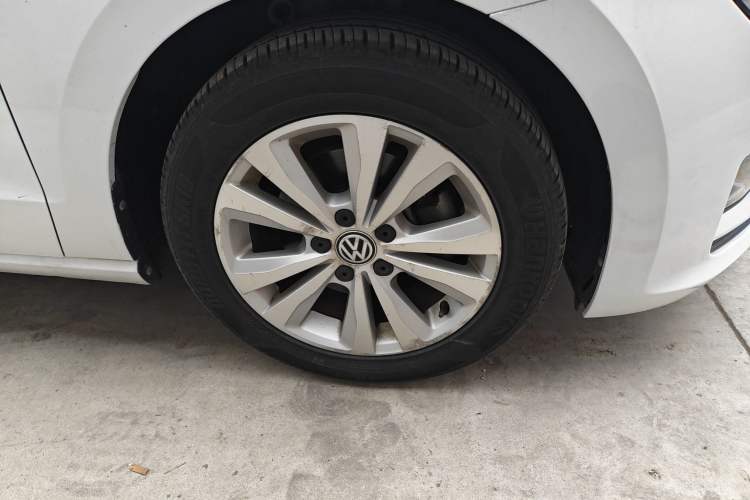 Used Volkswagen Golf Sportsvan 2016 230TSI Automatic Trend Edition Right Front Wheel Hub