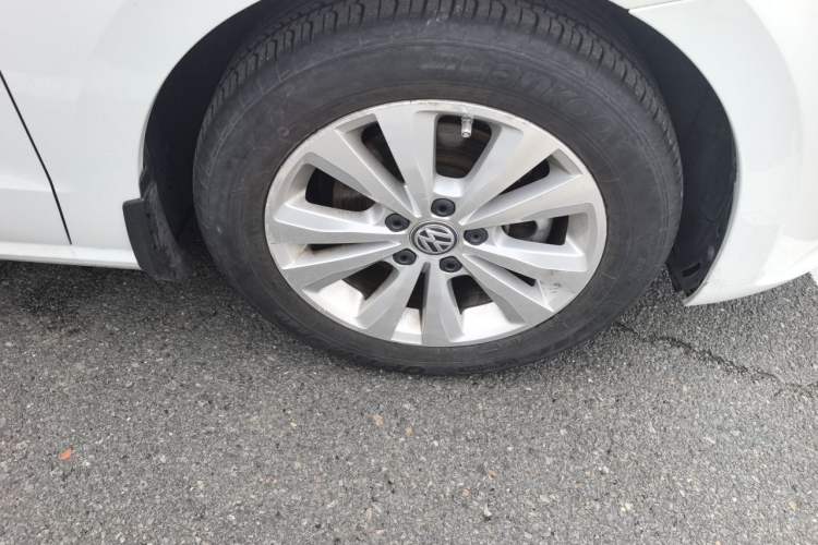Used Volkswagen Golf Sportsvan 2016 230TSI Automatic Trend Edition Right Front Wheel Hub