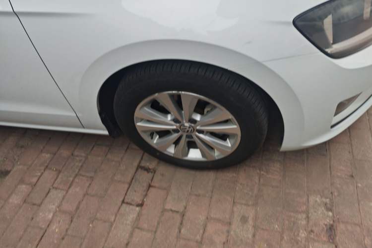 Used Volkswagen Golf Sportsvan 2016 230TSI Automatic Trend Edition Right Front Wheel Hub