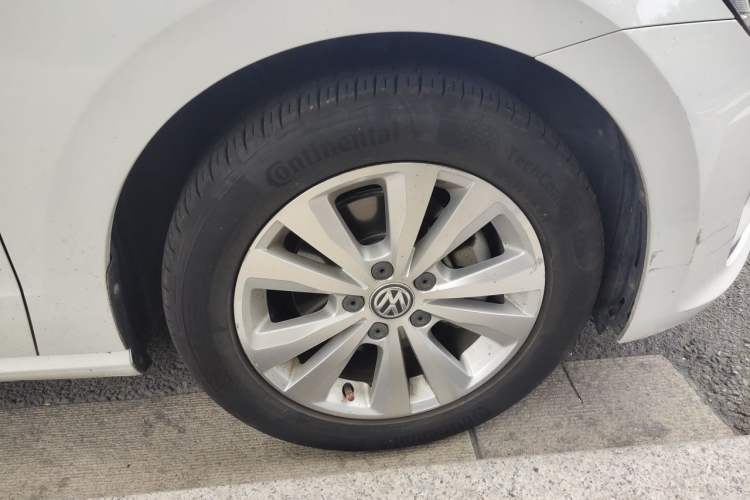Used Volkswagen Golf Sportsvan 2016 230TSI Automatic Trend Edition Right Front Wheel Hub
