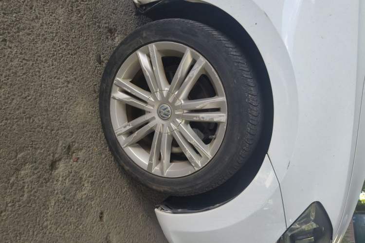 Used Volkswagen Golf Sportsvan 2016 280TSI Automatic Luxury Model Right Front Wheel Hub