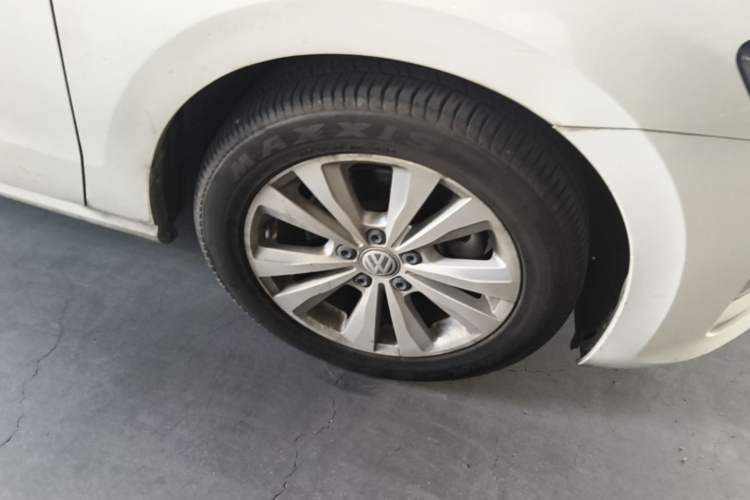 Used Volkswagen Golf Sportsvan 2016 230TSI Automatic Trend Edition Right Front Wheel Hub