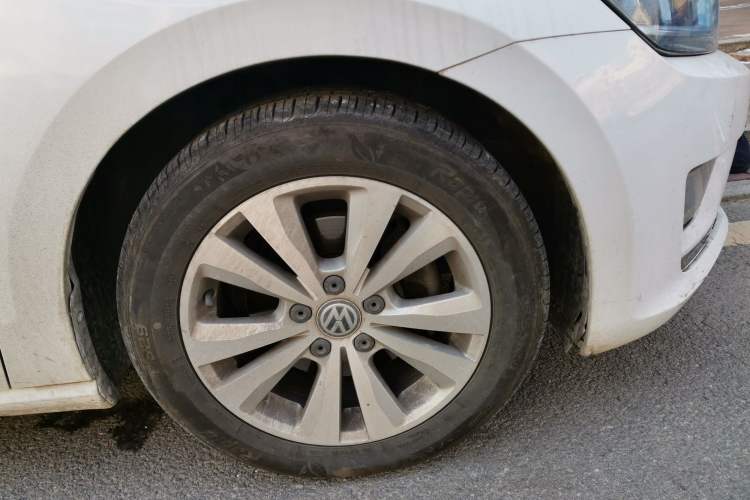 Used Volkswagen Golf Sportsvan 2016 230TSI Automatic Trend Edition Right Front Wheel Hub