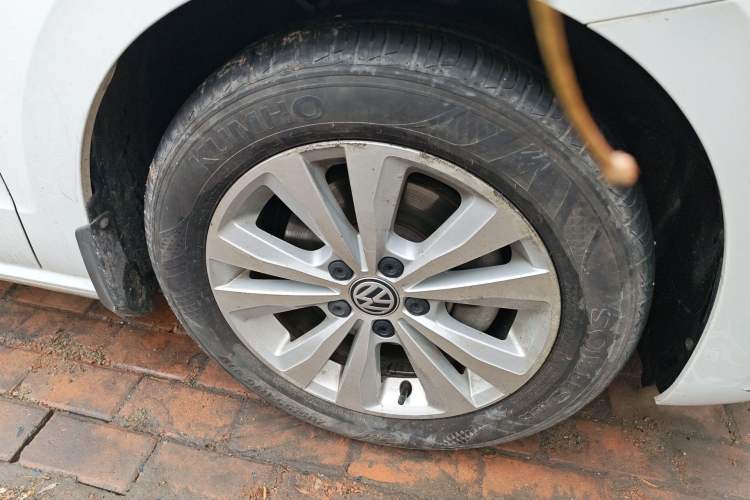 Used Volkswagen Golf Sportsvan 2016 230TSI Automatic Trend Edition Right Front Wheel Hub