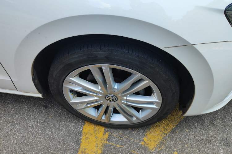 Used Volkswagen Golf Sportsvan 2016 230TSI Automatic Luxury Version Right Front Wheel Hub