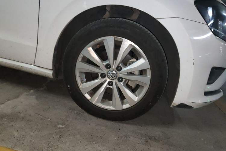 Used Volkswagen Golf Sportsvan 2016 230TSI Manual Entry-Level Trim Right Front Wheel Hub
