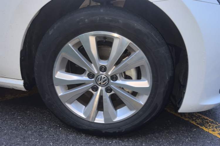 Used Volkswagen Golf Sportsvan 2016 230TSI Automatic Trend Edition Right Front Wheel Hub