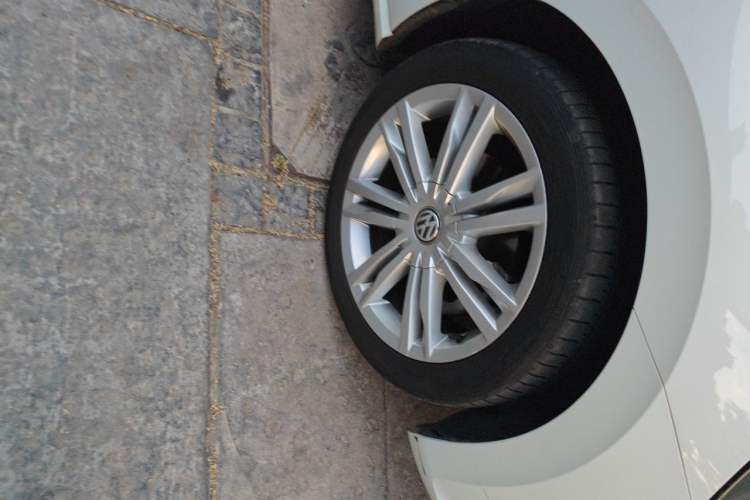 Used Volkswagen Golf Sportsvan 2016 230TSI Automatic Luxury Version Right Front Wheel Hub