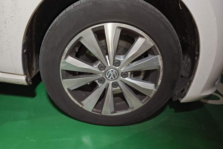Used Volkswagen Golf Sportsvan 2016 230TSI Manual Entry-Level Trim Right Front Wheel Hub