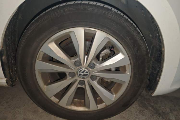 Used Volkswagen Golf Sportsvan 2016 230TSI Automatic Trend Edition Right Front Wheel Hub