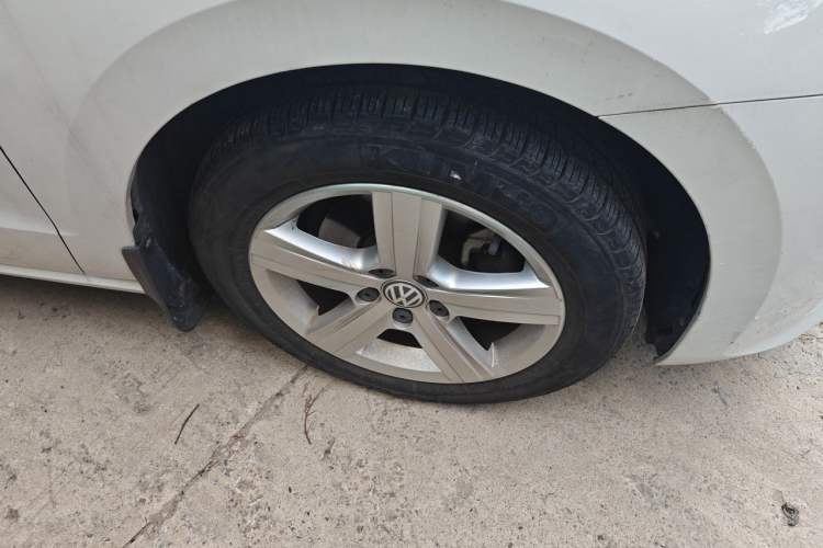 Used Volkswagen Golf Sportsvan 2016 1.6L Manual Comfort Model Right Front Wheel Hub