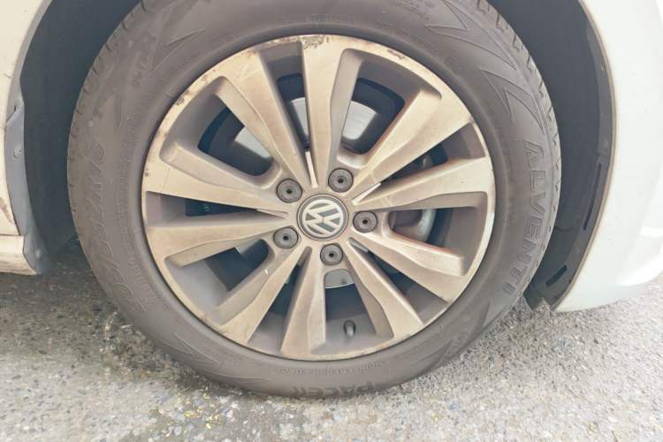 Used Volkswagen Golf Sportsvan 2016 230TSI Automatic Trend Edition Right Front Wheel Hub