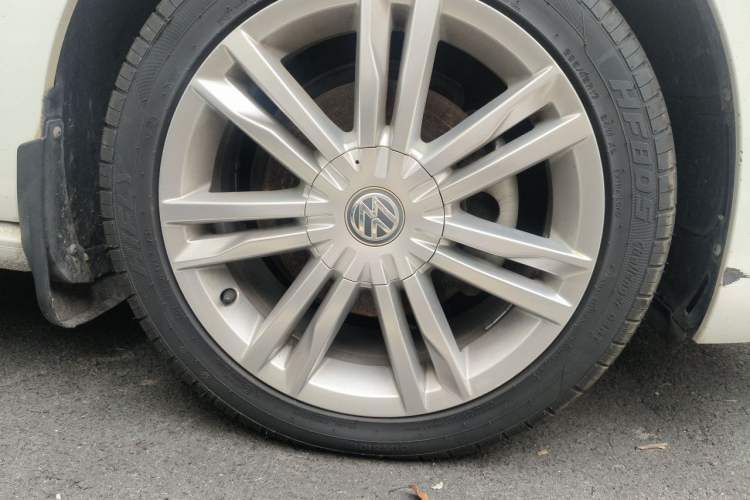 Used Volkswagen Golf Sportsvan 2016 230TSI Automatic Luxury Version Right Front Wheel Hub