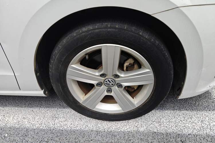 Used Volkswagen Golf Sportsvan 2016 1.6L Automatic Comfort Model Right Front Wheel Hub