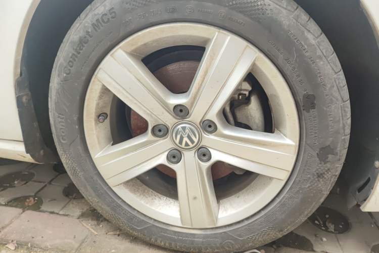 Used Volkswagen Golf Sportsvan 2016 1.6L Automatic Comfort Model Right Front Wheel Hub