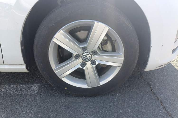 Used Volkswagen Golf Sportsvan 2016 1.6L Automatic Comfort Model Right Front Wheel Hub