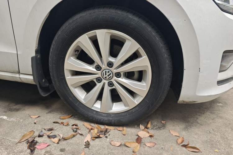 Used Volkswagen Golf Sportsvan 2016 230TSI Automatic Trend Edition Right Front Wheel Hub