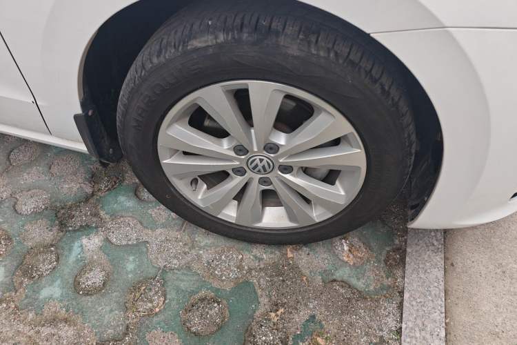 Used Volkswagen Golf Sportsvan 2016 230TSI Automatic Trend Edition Right Front Wheel Hub