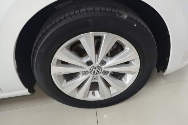 Used Volkswagen Golf Sportsvan 2016 230TSI Automatic Trend Edition Right Front Wheel Hub