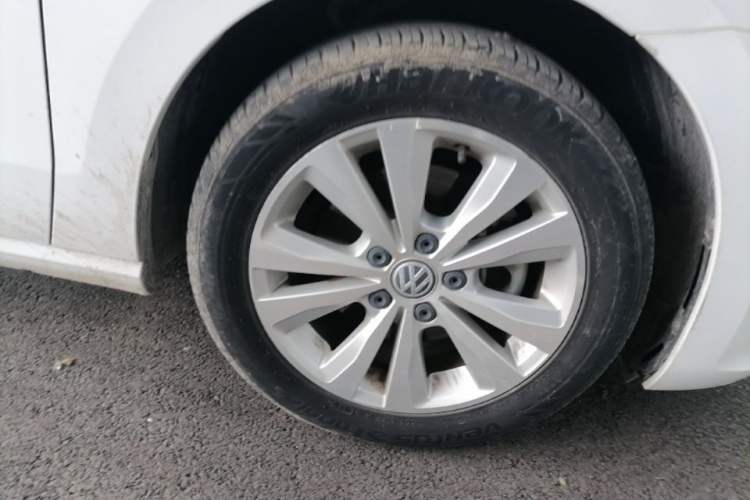 Used Volkswagen Golf Sportsvan 2016 230TSI Automatic Trend Edition Right Front Wheel Hub