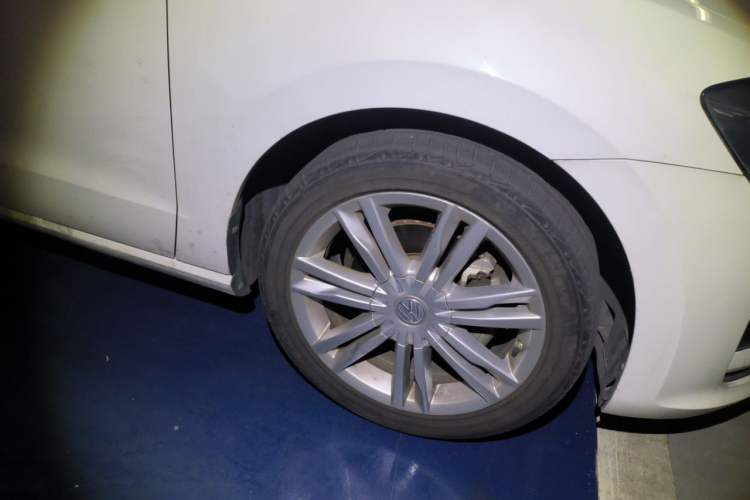 Used Volkswagen Golf Sportsvan 2016 230TSI Automatic Luxury Version Right Front Wheel Hub
