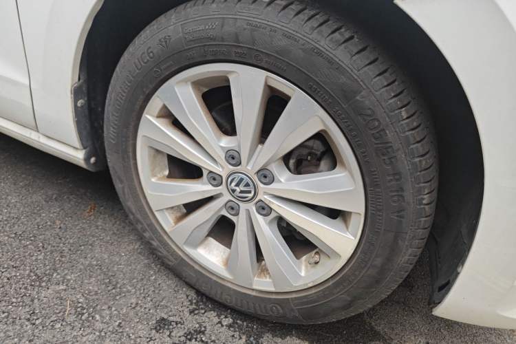 Used Volkswagen Golf Sportsvan 2016 230TSI Automatic Trend Edition Right Front Wheel Hub