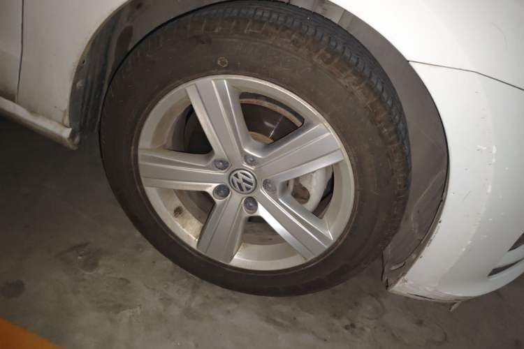 Used Volkswagen Golf Sportsvan 2016 1.6L Automatic Comfort Model Right Front Wheel Hub