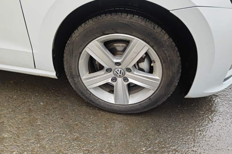 Used Volkswagen Golf Sportsvan 2016 1.6L Automatic Comfort Model Right Front Wheel Hub