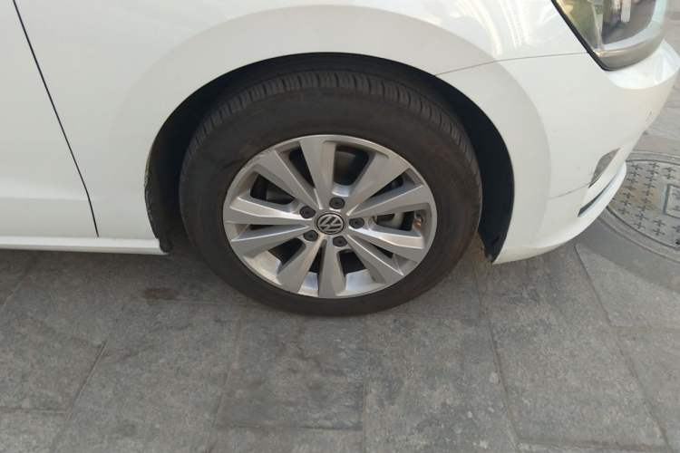 Used Volkswagen Golf Sportsvan 2016 230TSI Automatic Trend Edition Right Front Wheel Hub
