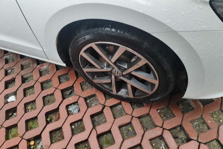 Used Volkswagen Golf Sportsvan 2016 1.6L Automatic Comfort Model Right Front Wheel Hub