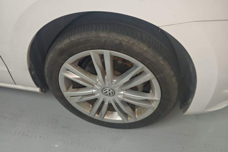 Used Volkswagen Golf Sportsvan 2016 280TSI Automatic Luxury Model Right Front Wheel Hub