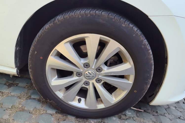 Used Volkswagen Golf Sportsvan 2016 230TSI Automatic Trend Edition Right Front Wheel Hub