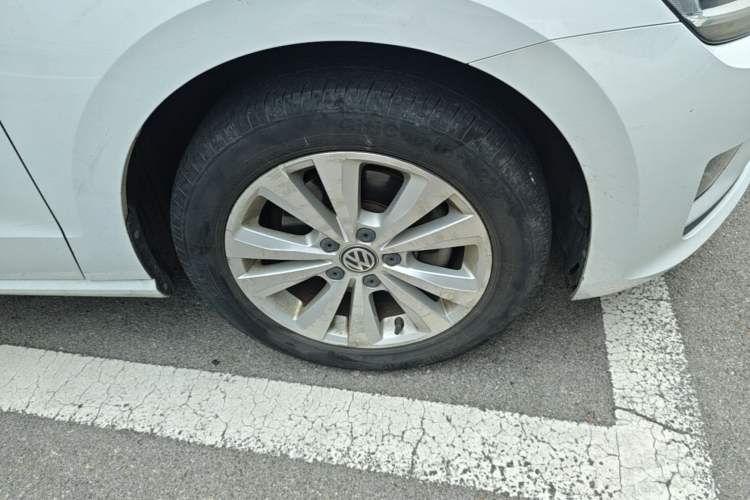 Used Volkswagen Golf Sportsvan 2016 230TSI Automatic Trend Edition Right Front Wheel Hub