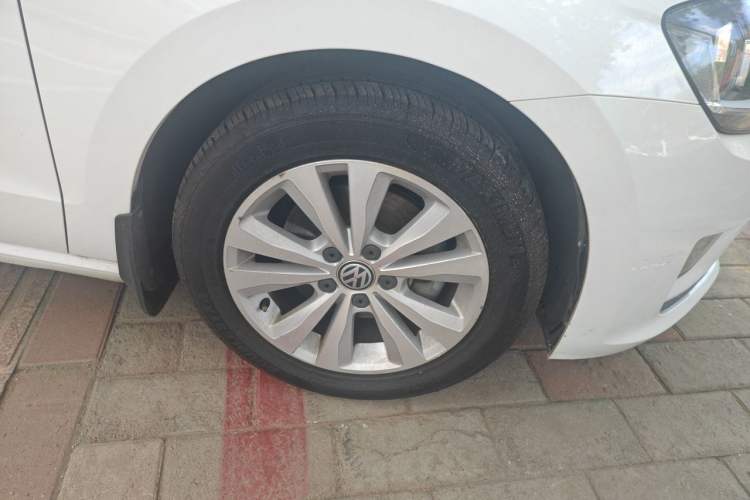 Used Volkswagen Golf Sportsvan 2016 230TSI Automatic Trend Edition Right Front Wheel Hub