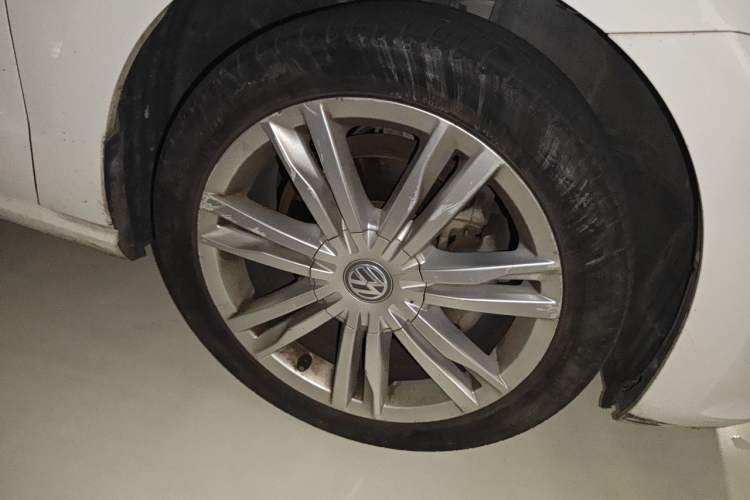 Used Volkswagen Golf Sportsvan 2016 230TSI Automatic Luxury Version Right Front Wheel Hub