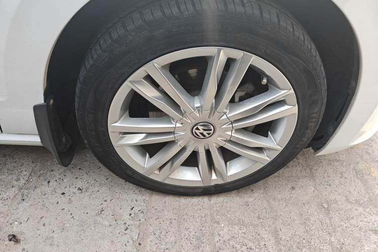 Used Volkswagen Golf Sportsvan 2016 280TSI Automatic Luxury Model Right Front Wheel Hub