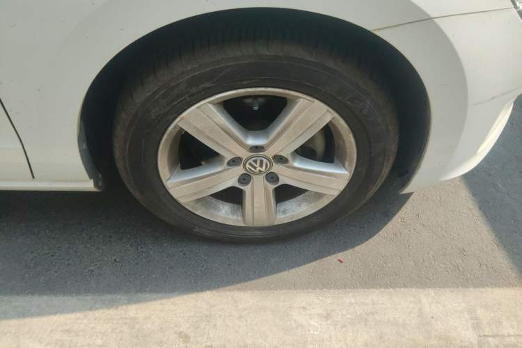 Used Volkswagen Golf Sportsvan 2016 1.6L Automatic Comfort Model Right Front Wheel Hub