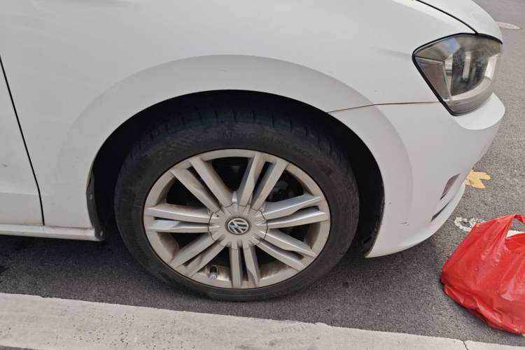 Used Volkswagen Golf Sportsvan 2016 280TSI Automatic Luxury Model Right Front Wheel Hub