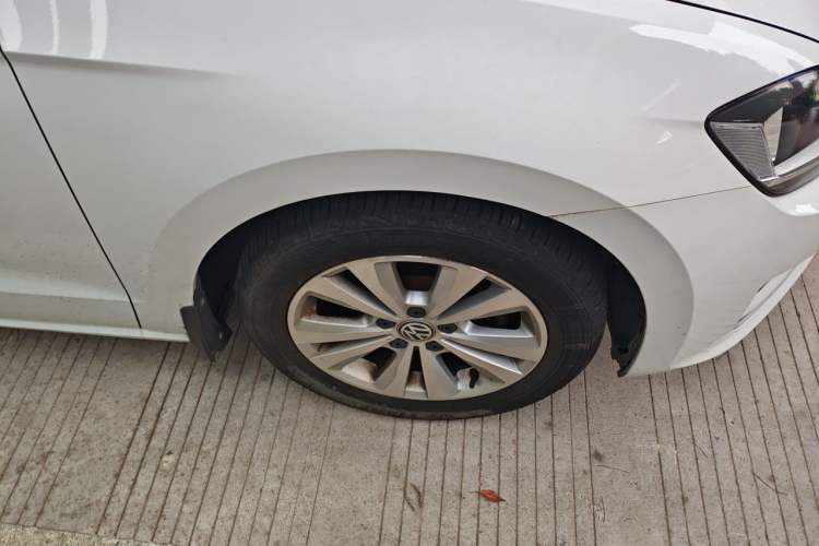 Used Volkswagen Golf Sportsvan 2016 230TSI Automatic Trend Edition Right Front Wheel Hub